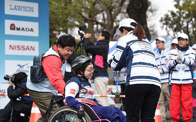 【フィニッシュ】完走記念メダル渡しの様子