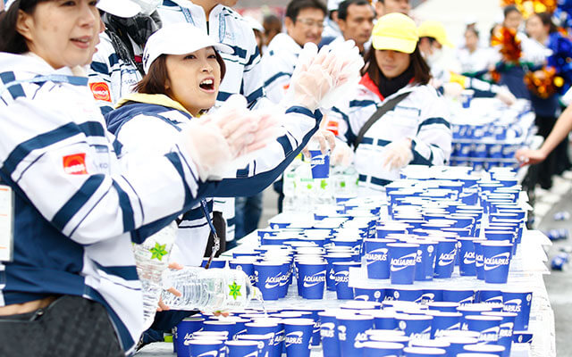 【給水所】スポーツドリンク、水提供の様子①