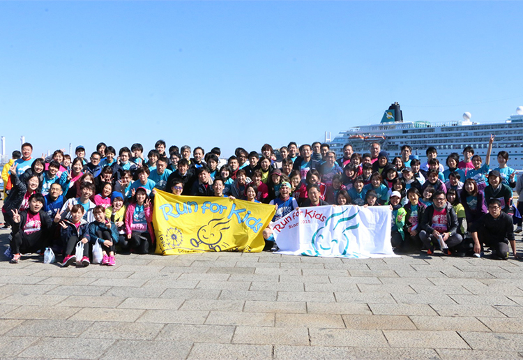 横浜港に集合した100名以上のランナーと応援団